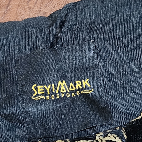 Seyimark Elegant Black and Gold Lion Print Men's Top - Picture 2 of 12